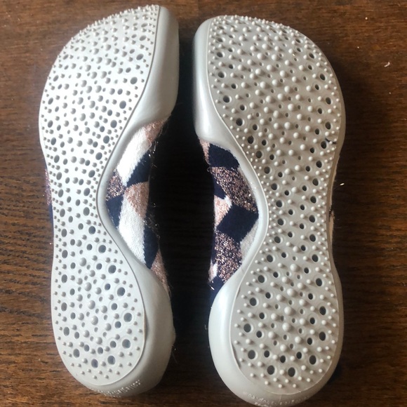 Slippers - Picture 2 of 4